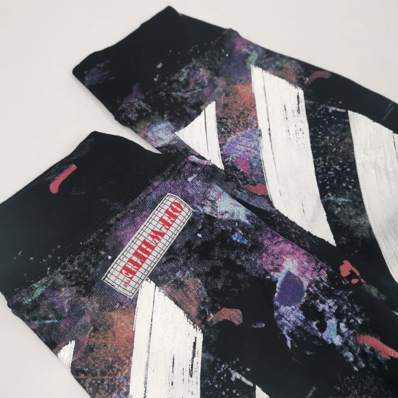 Supplementary details - the top tested version OFFWHITE Starry Sky Fireworks Melbourne limited splash hoodie hooded pullover sweatshirt Fabric: Made of custom-made (more than 490 grams - double-ply large terry fabric at the counter) high-gram weight fabric makes the clothes look more textured, soft to the touch, super thick, classic version, small dropped shoulders, micro silhouette! Pay attention to the important points~ The weight of more than 490 grams is not exaggerated and does not contain water. Those sellers who brag about the weight can only deceive novice customers. But when you get our goods, the weight and sinking are right there. You can taste it yourself, and the texture does not lie! (100% cotton fabric, no pilling) The white arrows on the back + the stripes on the arms are all made of foam and have a feel and protrusions. The fireworks color system is obtained through contrasting printing. There are eight panels in the whole body. Seven color sets and eight panels are printed in eight times. The first layer is gray, the second layer is white, the third layer is yellow, the fourth layer is green, the fifth layer is blue, the sixth layer is purple, the seventh layer is orange. The last layer is arrow paint printing. The seven colors are layered on each other, which will also create new colors. The arrows on the back and the front squares are first glued and then hung in four layers. The paint has an obvious concave and convex feeling. Quality speaks for itself in the details. The blue letters are electrostatic three-dimensional flocking, which is done separately and then printed through high-temperature thermal transfer‼ ️It can be called a fake killer, you can see that every detail on the clothes is ceiling craftsmanship‼ ️ Size chart
